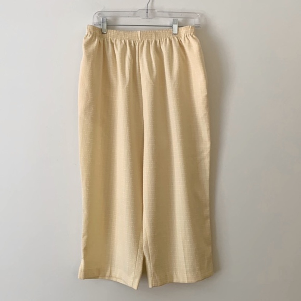 BONWORTH.‎ Yellow/white textured capri with pockets. Elastic waistband. S…